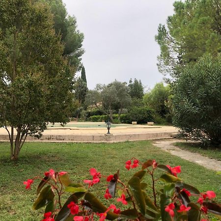 Gite En Provence Dans Grand Jardin Avec Piscine Partagee Cornillon-Confoux Exterior foto