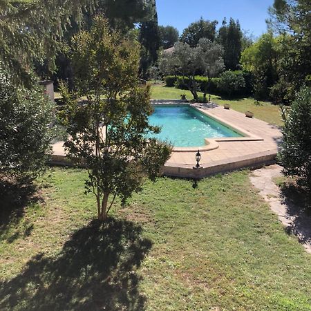Gite En Provence Dans Grand Jardin Avec Piscine Partagee Cornillon-Confoux Exterior foto