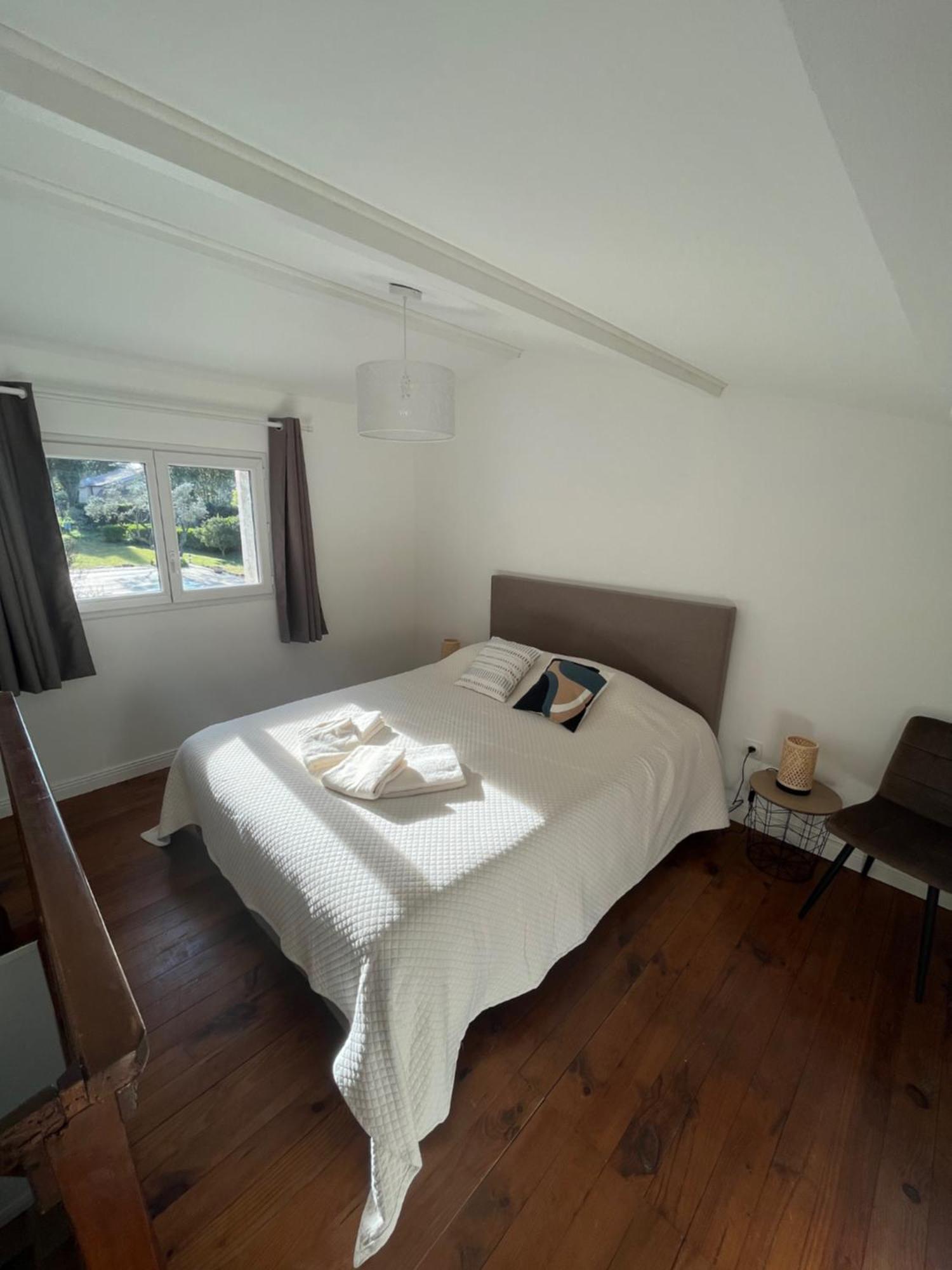 Gite En Provence Dans Grand Jardin Avec Piscine Partagee Cornillon-Confoux Exterior foto